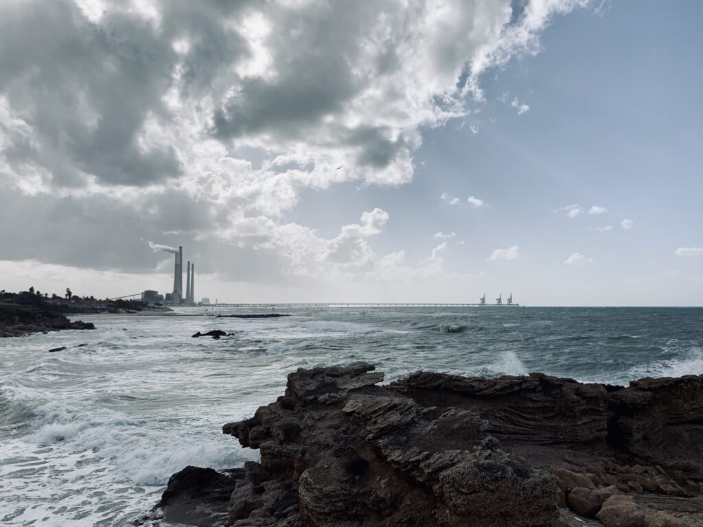 イスラエル中部の街ハデラから見える発電所と地中海