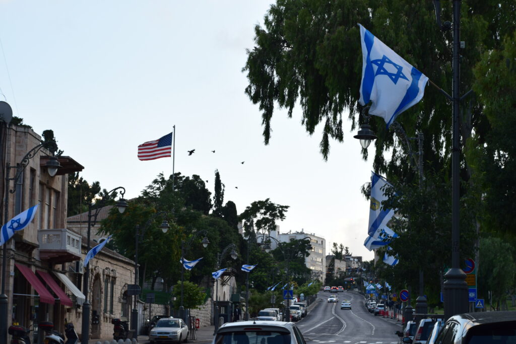 エルサレム新市街にあるアメリカ大使館前の通りと揺れるイスラエル国旗