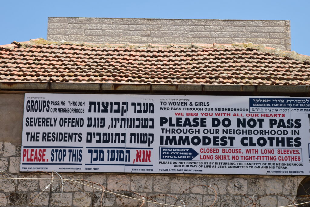 warning sign to female tourists not to wear short or tight clothes when in mea shearim area